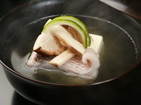 梅雨の頃にだけ獲れる、希少な松茸「早松（サマツ）」をご用意。合わせる、「ぐじ」とは甘鯛のことで白身の上品な味が特徴の高級魚。「出汁」「ぐじ」「早松」が一体となり一杯のお椀をつくり上げています。