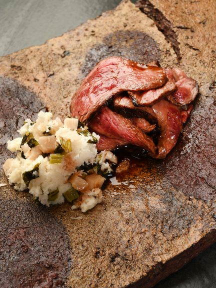 『牛肉炭火焼 辛味大根とすぐき漬けを添えて』※画像は一例です。季節に応じて食材や調理法は変わります。