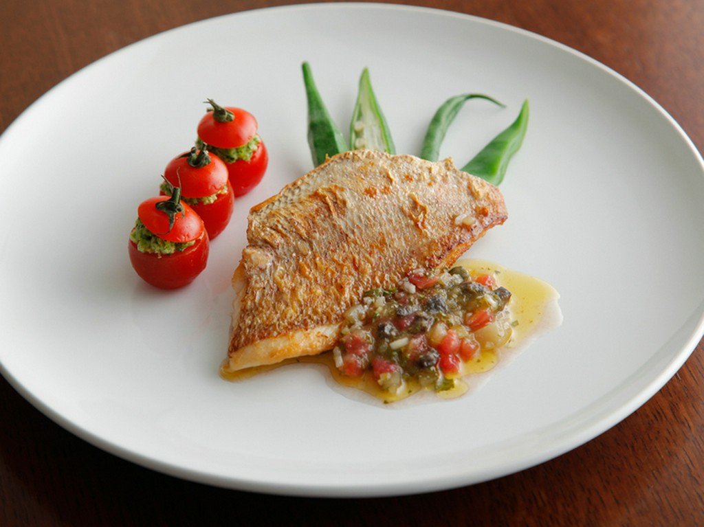 その日に仕入れた旬の魚を使用『本日のお魚料理（鯛のポワレ）』