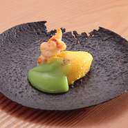 『おまかせ』は月ごとを目安に、食材によって日々少しずつ内容が変わります。魚介は宮澤さんの目利き。野菜は、京丹波の契約農家数軒から毎朝届けられ、お米は滋賀県長浜の契約農家より仕入れています。