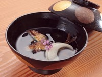 塩焼きの鮎が香ばしい『小鮎と白玉白瓜の椀物』