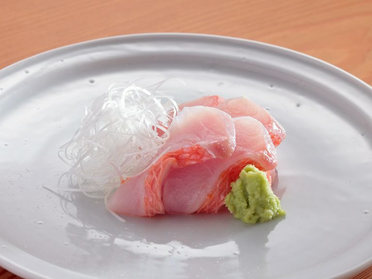 甘みと旨みを引き出す絶妙の熟成。『金目鯛のお造り』