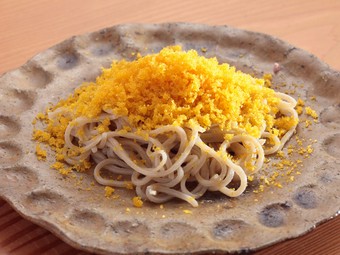 定番の一品。シンプルに塩けで味わう絶品の『カラスミそば』