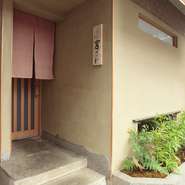 先付からお菓子まで茶懐石の流れに沿ってお出ししています。ご飯の出し方も茶懐石に倣ったもの。白味噌で炊いたおじゃこ、香の物、お味噌汁とともに味わっていただきます。最後はお抹茶を一服どうぞ。
