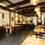 お店を入るとナチュラルモダンな空間がお出迎え。おしゃれな雰囲気ながらも、テーブルを中心に木材を使うことで和の雰囲気を大切にしていることがわかります。
