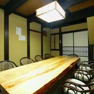 接待や会食にも便利な個室もあり。座敷だけでなく、足を伸ばして座ることができる椅子の部屋もあります。県外からお越しのお客さまをもてなし際には、ぜひ利用したいところです。