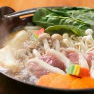 冬季限定の鴨鍋。鴨肉は歯ごたえが良く、脂も旨みたっぷりで食べごたえ満点。予約必須の逸品です。