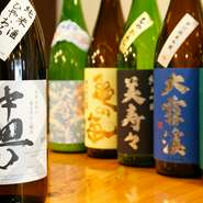 松本市中町の名酒「中甼（なかまち）」をはじめ、信州の誇る銘柄が勢ぞろい。四季折々の逸品と共にご賞味あれ。