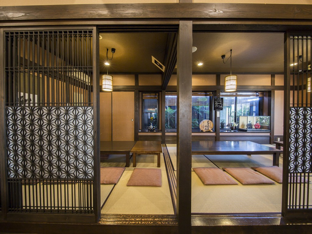 明るく落ち着くたたずまい。お祝い事、ご法要、宴会などにどうぞ