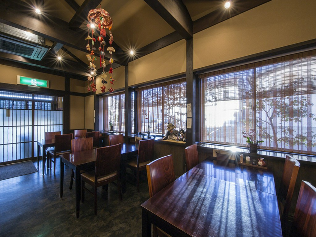 古民家風の店内。モダンジャズとコーヒーをどうぞ