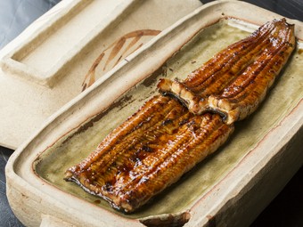 全国各地から取り寄せ、丁寧に仕上げた『天然鰻の蒲焼』