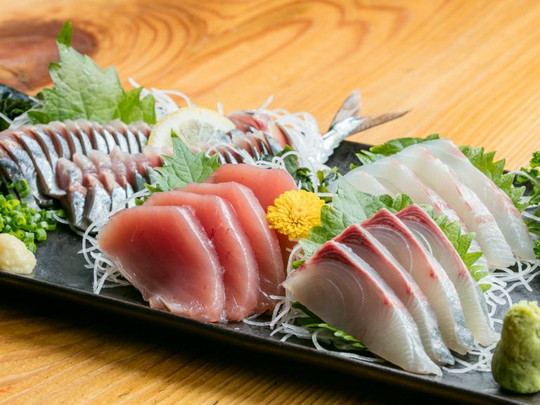 鮮魚店から直接仕入れた新鮮な魚介類