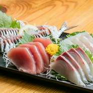 日本酒との良き相棒と言えば、刺身。より信州の地酒を味わってもらうために、刺身にもとてもこだわり、信頼のある鮮魚店から直接仕入れています。まぐろ、まあじなど人気の刺身用の魚を吟味して選ぶのがポリシー。