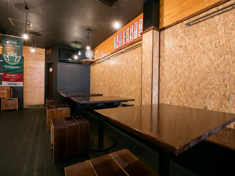 テーブル席で仲間と地酒と美味い料理を楽しめる