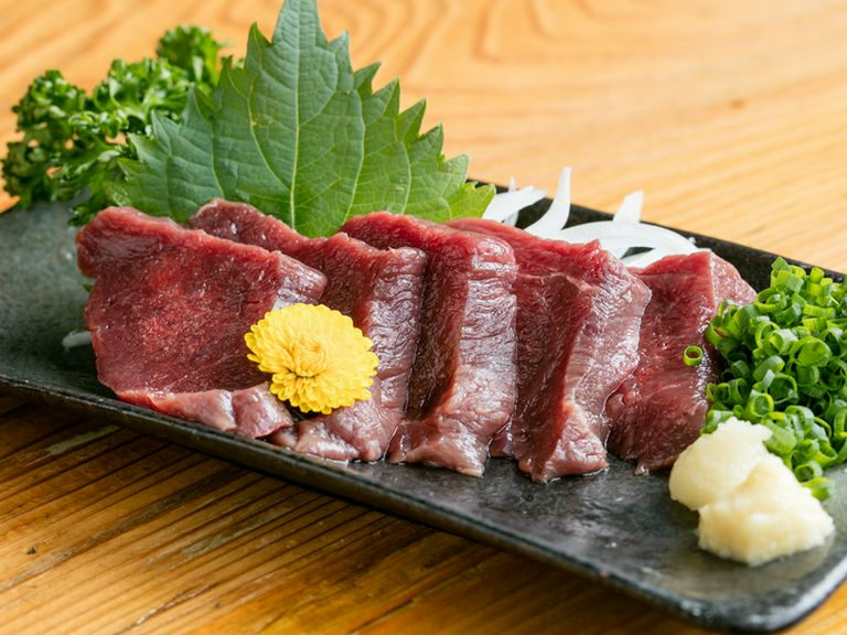 地酒といっしょに信州名物・馬刺しもおすすめ