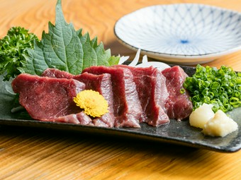 信州名物・馬刺しも地酒と刺身のお供に！　さかなやの馬刺し