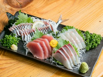 地酒と相性バツグンの日替わりの活きのいい刺身