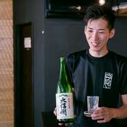 初めて来たお客様だけでなく、一人でもグループでも「さかなやにまた来たいなあ」と思えるような居心地の良さに注目してほしいです。いっしょに会話を楽しんで、地酒や刺身を味わってください。