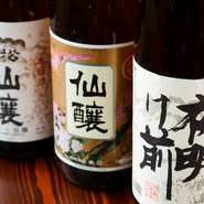 地元長野のお酒で軽くてすっきりとした味わいの『夜明け前』や、芳醇で柔らかい口当たりが特徴の『黒松仙醸』。新潟から取り寄せた『雪中花』や『久保田万寿』など、おそばと相性の良い日本酒が揃っています。