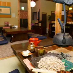 女性オーナーが手がけた趣のある店内と、こだわりの器