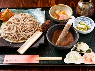 大根のピリッとした辛味と味噌が、そばを引き立てる『高遠そば』