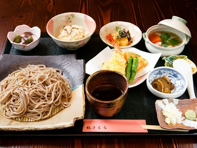 旬の食材を日替わりで愉しめる『紅さくら御膳』