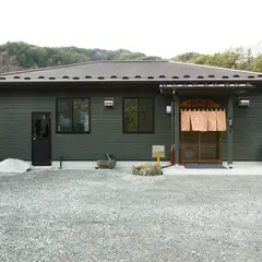 シックで落ち着いた雰囲気の店舗外観