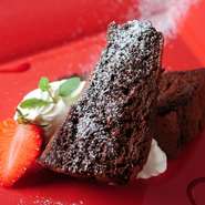 フランス菓子伝統の古き良きチョコケーキ、拘りぬいたフランスヴァローナ社のショコラを使用しました