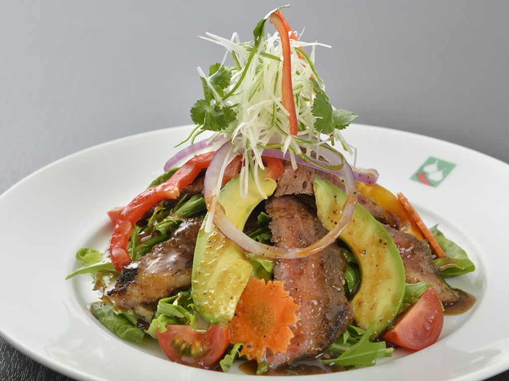 ジューシーな牛肉をサラダでさっぱりと味わえる『牛肉たたきとアボカドのサラダ』