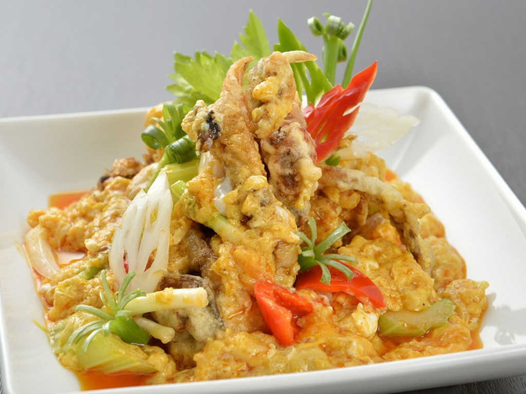 殻ごと食べられるタイの高級食材を満喫できる『ソフトシェルクラブと野菜の卵カレー炒め』