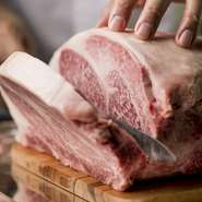 鉄板焼きの醍醐味といえば、目の前で焼き上げるお肉。伊萬里牛をはじめ、シェフが厳選する和牛をご用意しております。経験豊富なシェフによって絶妙なタイミングで提供されます。

