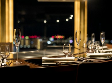 大切な人と眺める夜景は、料理とお酒に添える極上料理のひとつ