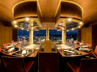 鉄板が備えられた眺めのいい個室で、特別なゲストや家族と過ごす