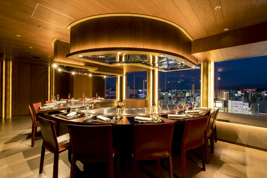 国内外のゲストをもてなす豪華な食材づくしの鉄板焼