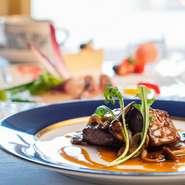 ■鮮魚のマリネ									
■季節のスープ												
■北海道根室産ホタテ貝柱と魚介の鉄板焼き						
■国産黒毛和牛サーロインポワレ(60g)	
■パン								
■デザート									
■コーヒー