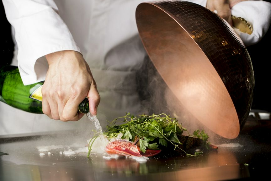 活オマールの蒸し上げ