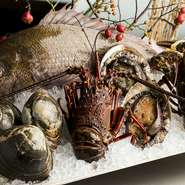 佐賀産でも4.5等級以上の黒毛和牛が『佐賀牛』に認定されます。肉質の柔らかさ、旨味、甘味は九州では1、2を争う美味しさです。調理前に識別番号をお見せしますので、本物を安心して召し上がっていただけます。