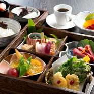『松花堂弁当』には焼八寸、お造里、煮物、揚物、ご飯、香の物、デザート、珈琲が付きます。