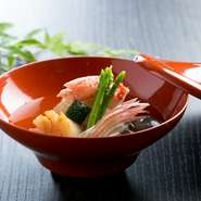 『煮物椀』も季節によって内容を変更しています。昆布のきいた上品なカツオ出汁と旬の野菜や海鮮を使った具沢山な一品。青柚子や木の芽をあしらい香りを合わせます。お椀のなかで日本の四季を感じてください。