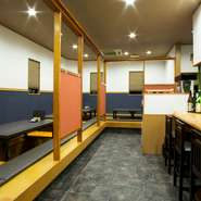 当店は常時15種類ほどの単品料理もご用意しています。カウンター席もございますのでお一人様でも気兼ねなくどうぞ。また、仕出し弁当は5個以上から、鉢盛料理もお受けいたします。お気軽にお申し付けください。