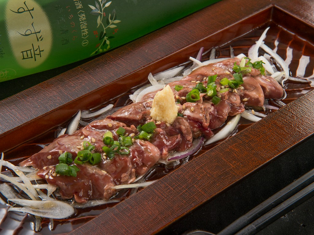 濃厚で味わい深い『特上白レバーの炙り刺身』