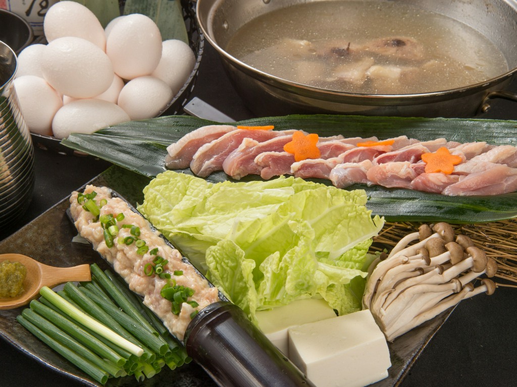 新鮮な鶏をしゃぶしゃぶで味わえる『鳥かじの水炊き（雑炊付き）』