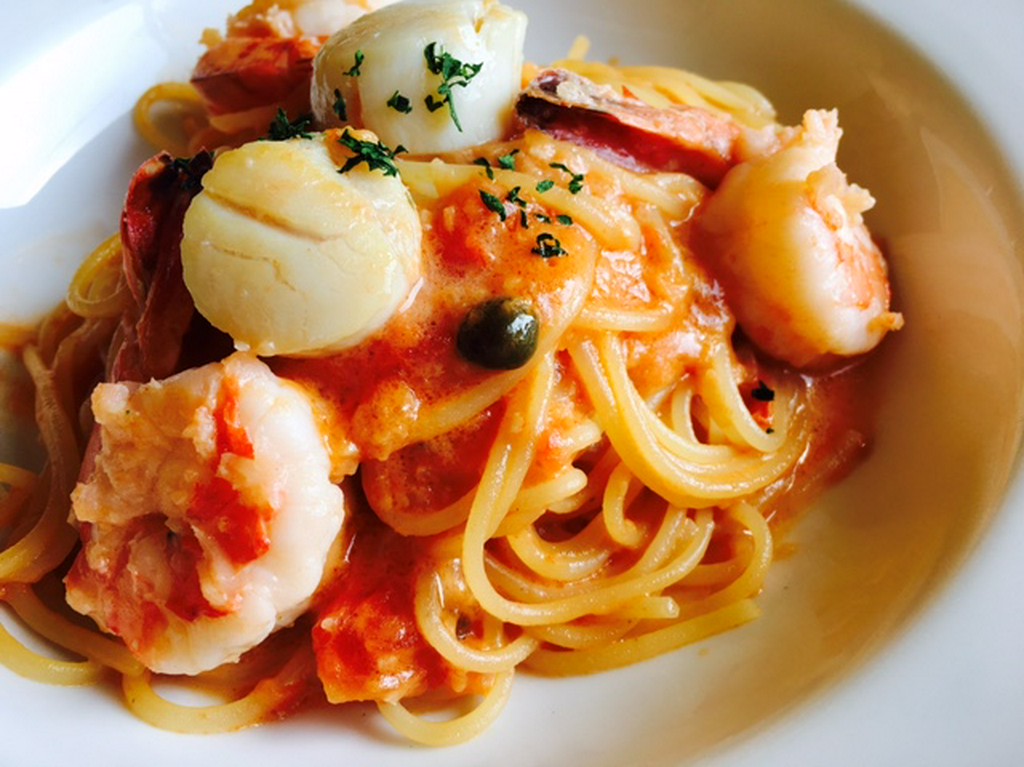 オリジナルソースが絶品　『海老と帆立のカレートマトクリーム』