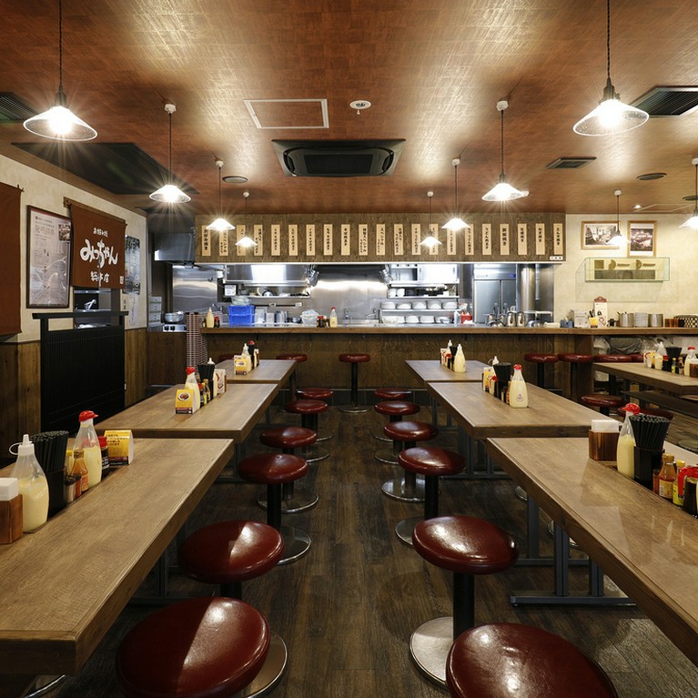 目の前で焼き上げる臨場感がたまらないカウンター席