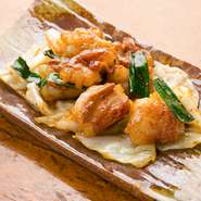 野菜がたっぷりと入ったヘルシーなお好み焼きは、お子様にも大人気です。ぷりっぷりの『ホルモン焼き』や香ばしい『牡蠣焼き』など、おつまみメニューも充実。家族での食事にもおすすめです。