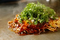 ネギかけ・イカ天・生イカ・生エビ・モチ入り。ネギもたっぷりのデラックスな一品！