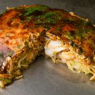 スタンダードな広島のお好み焼きに、生イカ、生エビの海鮮が入ったスペシャルな一品。シーフードが入ることにより、旨みが合わさって、より一層豊かな風味が味わえます。うどんに変更も可能。