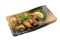 お好み焼きに並ぶ広島のソウルフード「牡蠣」を、鉄板で香ばしく焼き上げた逸品。食べた瞬間、牡蠣のエキスと磯の香りがジュワッと口中に広がります。ネギとレモンをかけて、さっぱりとどうぞ。
