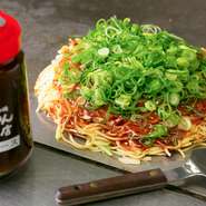 広島の観音地区で作られたシャキシャキ食感が特徴の青ネギをたっぷりとトッピング。中にはイカとエビが入っていろんな食感がクセになる味わいです。