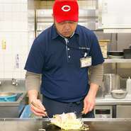 来ていただいたお客様には、明るい気分でお過ごしいただくために元気よく対応。お帰りの際にも、気持ちよい挨拶を心がけています。遠くからご来店いただく方も多く、ありがたい限りです。